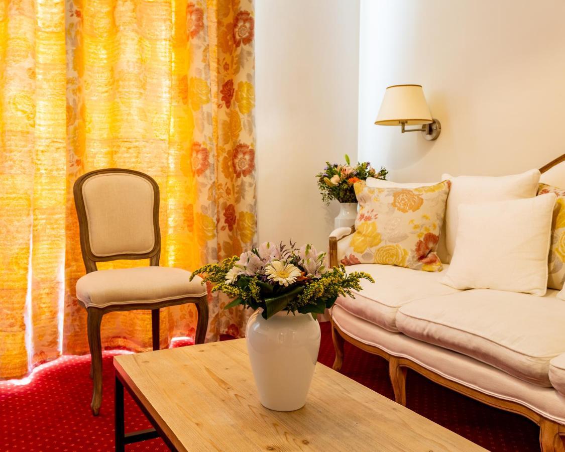 Hotel Restaurant Le Centenaire Les Eyzies Екстериор снимка