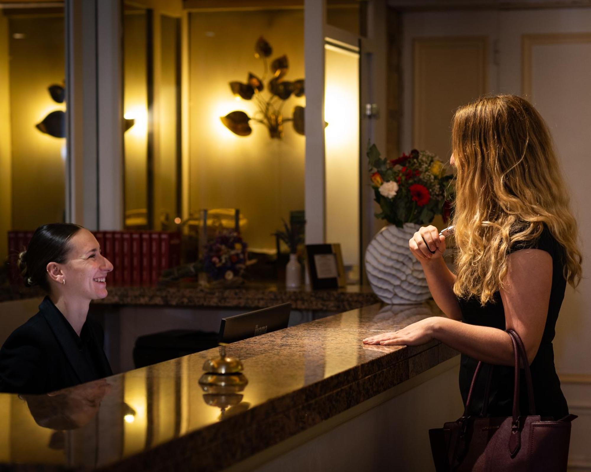 Hotel Restaurant Le Centenaire Les Eyzies Екстериор снимка
